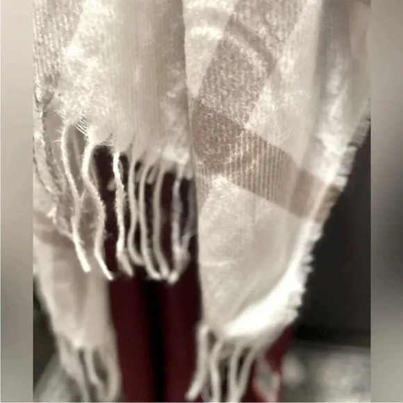 VINCE CAMUTO COZY LARGE SCARF IVORY/MULTI PLAID O/S - Picture 7 of 11